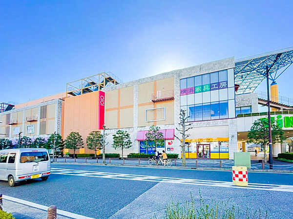 海老名駅前に位置する商業施設で、ファッションや雑貨、食品まで幅広い店舗が揃います。ビナウォークと隣接し、買い物や食事、イベントを気軽に楽しめる地域密着型のショッピング拠点です。