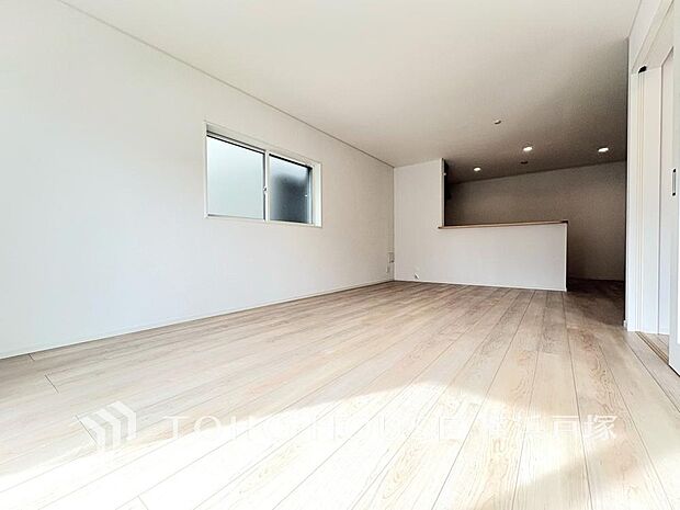 【Living room】光と風が溢れる開放的なリビングダイニングには自然と家族みんなが集まってきます。明るく穏やかな空気の中で飲んだり、食べたり、笑ったり。