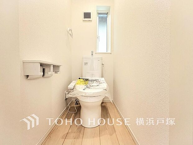 【Toilet】いつまでも清潔な空間であって頂けますように、目に留まるだけではなく、汚れをふき取り易いフロアと壁紙をチョイス致しました。毎日の生活を快適にお過ごし頂けますよう、落ち着いた雰囲気です。
