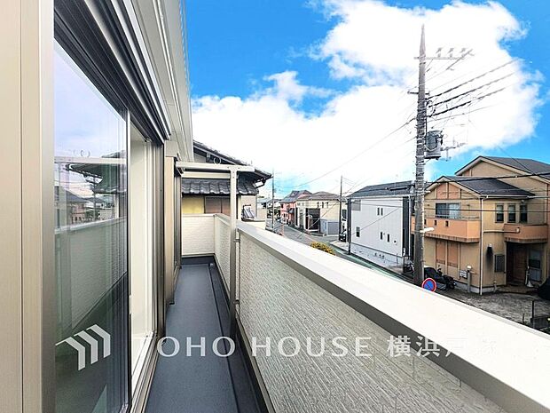 【Balcony】暮らしの中で光と風を演出してくれるバルコニー、見事なまでの開放的な空間を演出しながら、プライベート性も確保された空間は我が家の自慢です。