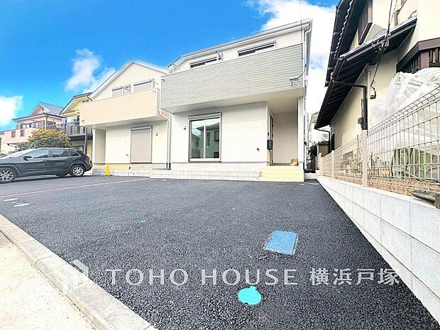 【Car space】ゆったりとした駐車スペースを確保いたしましたので、大きめのお車でも駐車可能です。自転車やバイクなど、ゆとりのある敷地で置き場所に困ることはないでしょう。