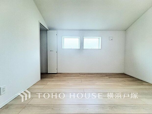 【Room】採光もアクセントの一つとして。プライベートルームにはやさしい光が射し込んでいて、この明るい好みの空間で読書をしたり、音楽を聞いたりと一人の時間も充実したものにできます。