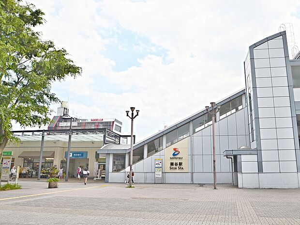 横浜駅までは急行乗車で約21分。小田急江ノ島線が乗り入れる大和駅へは1駅約3分。