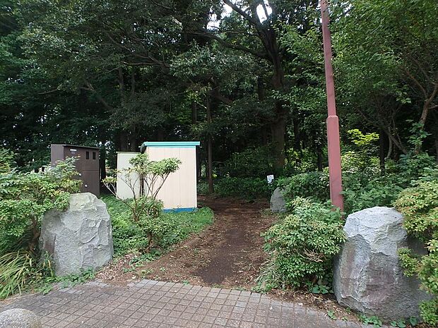 豊かな樹林を活かした公園となっており、アジサイの時期には見事な花を咲かせてくれます。子供達が思いっきり遊べる公園です。