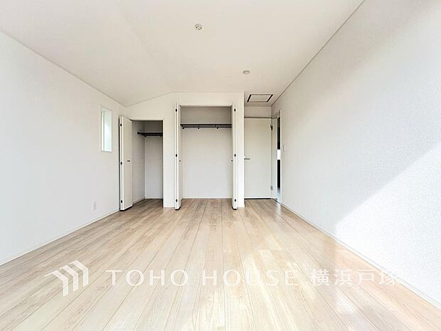 【Room】穏やかな風と陽光を導き、プライバシーに配慮された設計プランを採用し、居住性を一段と心地よいものにしています。明るく開放的な空間を演出しております。