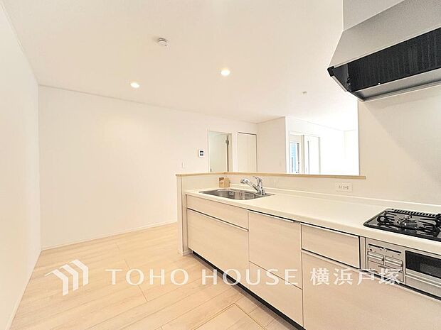 【Kitchen】家事動線やリビングとのつながりに配慮し、食事の準備や片付けなどの家事を楽しくするキッチンスペースに仕上げました。毎日使う場所だから気持よく使えて、居心地の良い空間に。