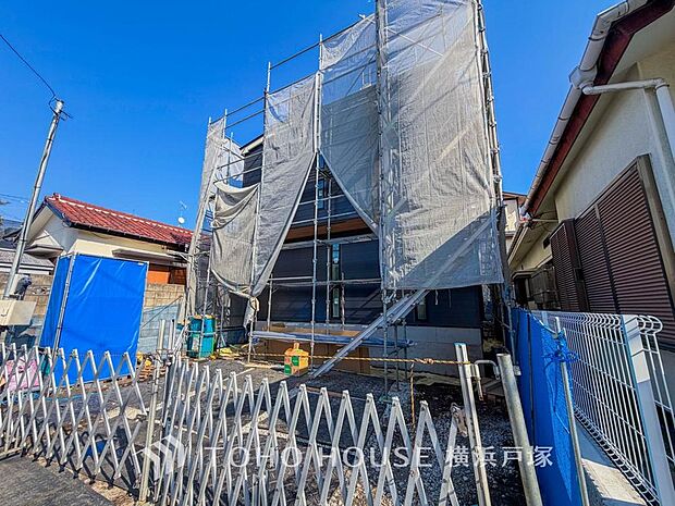 【Appearance】堂々たる趣ながら、主張し過ぎずどこか余裕を感じさせるシャープなフォルムで佇む邸宅は、晴天の空と照らし合わせる事で、本来あるべき完成形の姿を見せてくれます。(2026年3月撮影)