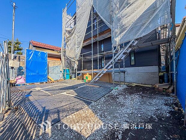 【Car space】住まいの外観と調和するカースペース。お車の乗り降りや荷物の出し入れも行いやすい駐車スペースです。(2026年3月撮影)