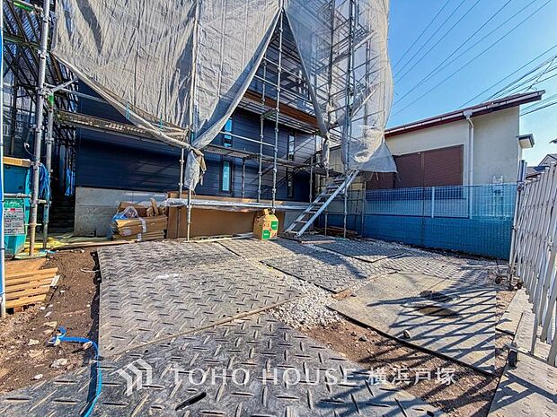 【Car space】ゆったりとした駐車スペースを確保いたしましたので、大きめのお車でも駐車可能です。自転車やバイクなど、ゆとりのある敷地で置き場所に困ることはないでしょう。(2026年3月撮影)