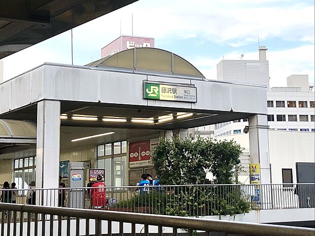 JR東海道線・JR湘南新宿ライン・江ノ島電鉄・小田急江ノ島線が乗り入れるビッグターミナル。