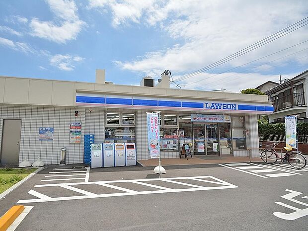 飲食料品や生活雑貨を取り揃え、周辺住民や通勤・通学者に便利なサービスを提供しています。ATMや宅配便受付などもあり、地域の暮らしをサポートしています。