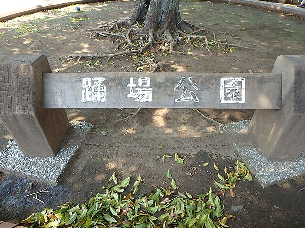 こどもログハウス(ニャンパク砦)がある公園。木のぬくもりを感じながら自由に遊べる施設です。のぼり棒やネットはしご、迷路など雨の日も楽しく遊べます。