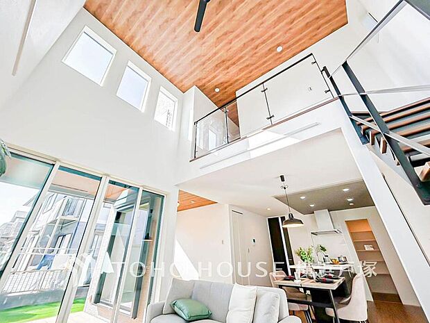 【Living room】ご家族やお客様との時間等、多くの時を刻む空間。何気なく過ぎる時でさえも上質な一時となる快適な空間を。