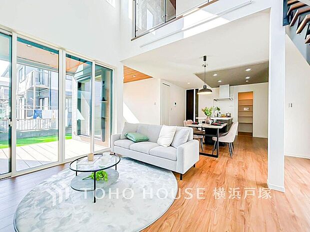 【Living room】広々としたリビングダイニングは、シックでモダンな内装。落ち着いた雰囲気に包まれて、伸びやかな空間の中で、ゆったりと家族団らんのひとときを過ごせます。