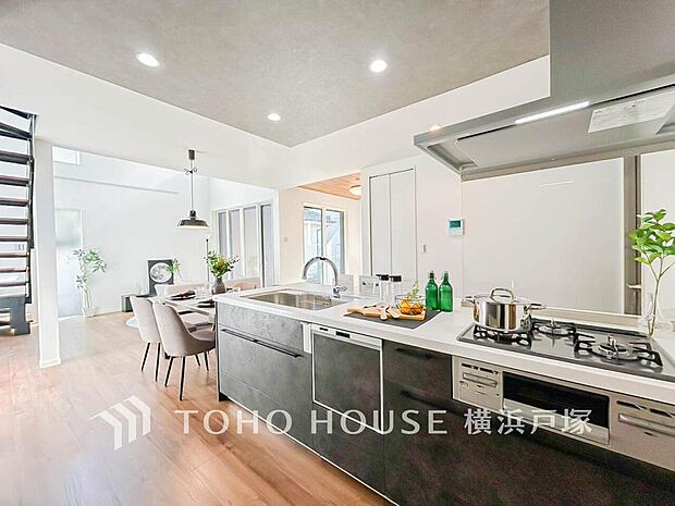 【Kitchen】ご家族みんなで調理ができる位のスペースを実現したキッチン空間となっております。みんなで作った料理を召し上がりながらの会話は、どのような物になるのでしょうか。