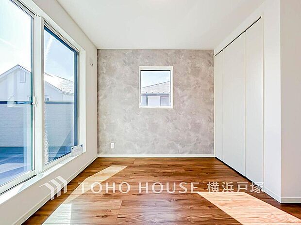 【Room】大きな窓からたっぷりと陽光が注がれる明るい空間。家族の成長に対応できる永住仕様の間取り。時を忘れて過ごす場所として過ごせるお部屋。