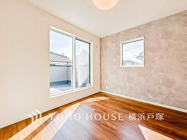 【Room】1日の疲れを癒し、心地よく寛げるようゆったりとした広さを確保しています。プライベートタイムをより優雅に穏やかに…。落ち着いた雰囲気を紡ぎます。