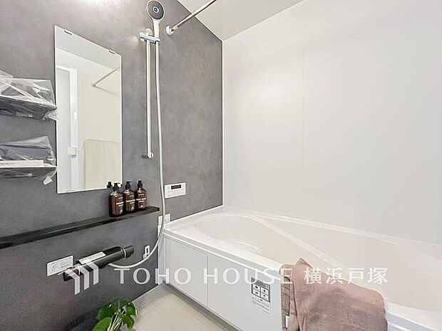 【Bathroom】1日の疲れを癒すバスルームは、心地よいリラックスを叶える清潔感溢れる美しい空間です。心からゆったりと寛いでいただけるよう、ゆとりのスペースを確保してます。