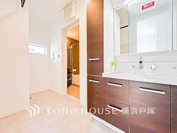 【Powder room】快適に過ごせることはもちろん、気品や優雅さを兼ね備えたパウダールームです。