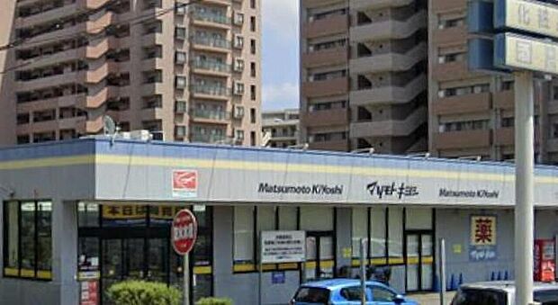 シティの躍動にフィットする、美と健康のステーション。最新のコスメやヘルスケアアイテムが機能的に揃い、お買い物ついでに「美意識」を磨くことができる、洗練されたセルフケアスポットです。