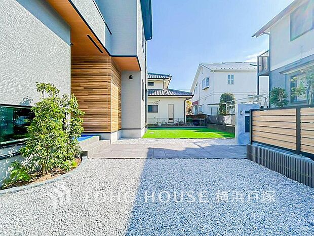 【Garden】毎日の暮らしの中に癒しを与えてくれるお庭スペース。小さなお子様の遊び場にもちょうど良い空間です。ガーデニングで色とりどりの草花を綺麗に飾ればより一層華やかな空間になります。