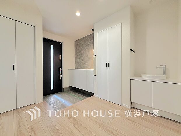 【Entrance】居住者の帰り、訪れる方を優しく迎え、やすらぎに満ちた生活空間を予感させる。健やかな暮らしを楽しめそう。