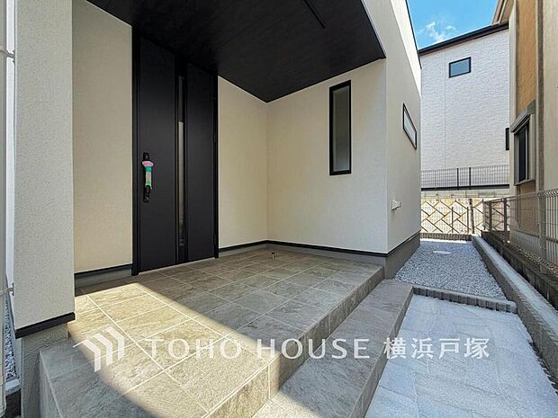 【Entrance】お客様をお迎えする玄関は落ち着いた雰囲気。帰り着くたびに洗練されたテイストの空間に迎えられ誇りと喜びを感じる玄関まわりです。