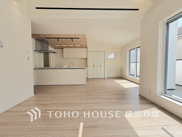 【Living room】広々としたリビングダイニングは、シックでモダンな内装。落ち着いた雰囲気に包まれて、伸びやかな空間の中で、ゆったりと家族団らんのひとときを過ごせます。