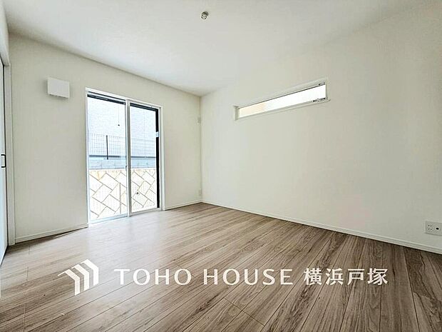 【Room】大きな窓からは快適な光を取り入れ、通気性能を上げる事で居心地の良い空間を演出します。多くの時間を過ごす住まいだからこそ、いつも快適な場所であるように心掛けています。