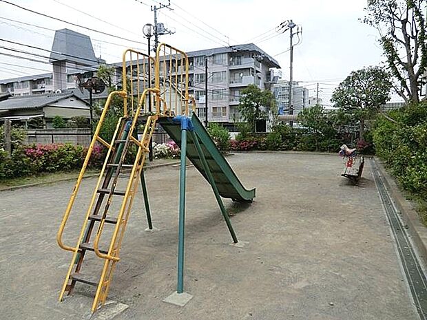 広々とした芝生広場があり、春には桜が咲き誇り、多くの花見客で賑わいます。また、遊具も設置されており、子どもたちがのびのびと遊べる場所として、家族連れにも好まれます。