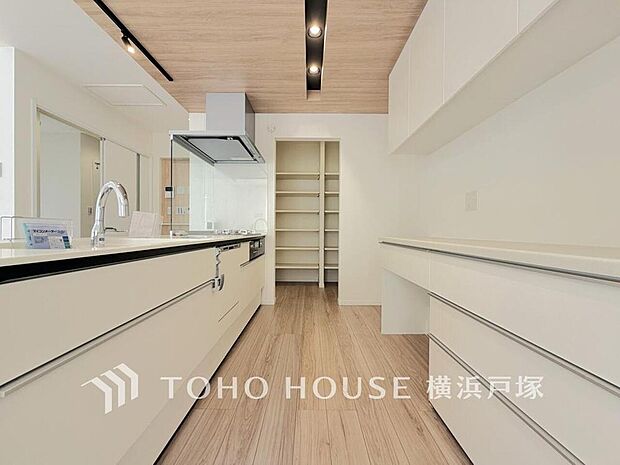 【Kitchen】使い勝手の良い設備のキッチンで効率よくお料理もできます。食する料理に家族が舌鼓を打ち自然と笑いが絶えない空気感がそこに広がります。自慢の腕をふるってください。