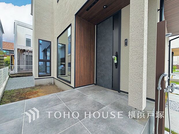 【Entrance】居住者の帰り、訪れる方を優しく迎え、やすらぎに満ちた生活空間を予感させる。健やかな暮らしを楽しめそう。