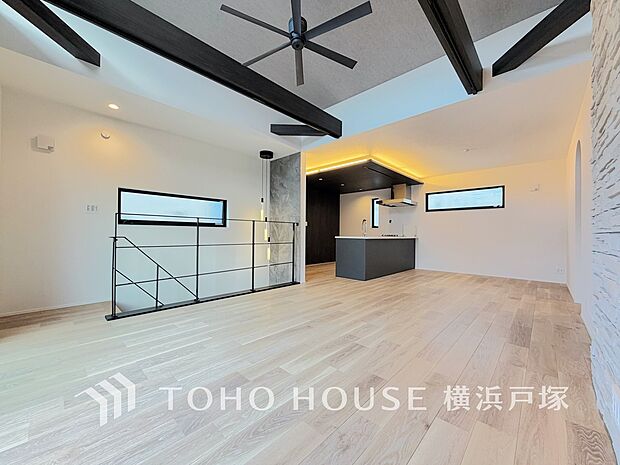 【Living room】明るく開放的な空間が広がるLDK。室内には豊かな陽光が注ぎ込み、爽やかな住空間を演出。