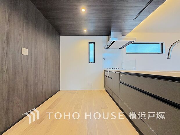 【Kitchen】使い勝手の良い設備のキッチンで効率よくお料理もできます。食する料理に家族が舌鼓を打ち自然と笑いが絶えない空気感がそこに広がります。自慢の腕をふるってください。