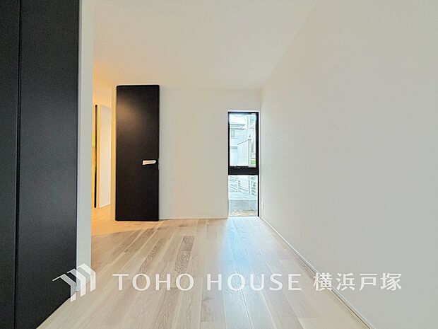 【Room】1日の疲れを癒し、心地よく寛げるようゆったりとした広さを確保しています。プライベートタイムをより優雅に穏やかに…。落ち着いた雰囲気を紡ぎます。