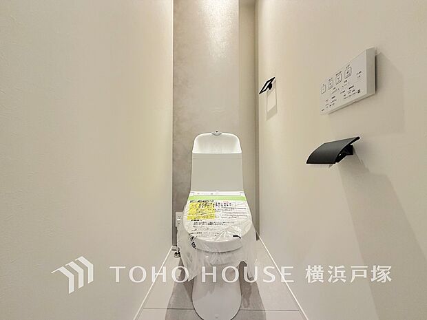 【Toilet】清潔感のあるトイレ空間。毎日快適に使えるよう配慮された仕様で、落ち着いて利用できる空間です。
