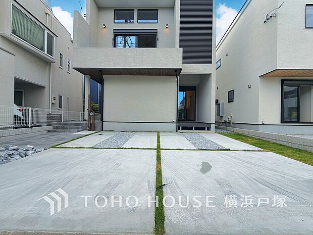 【Car space】住まいの外観と調和するカースペース。お車の乗り降りや荷物の出し入れも行いやすい駐車スペースです。