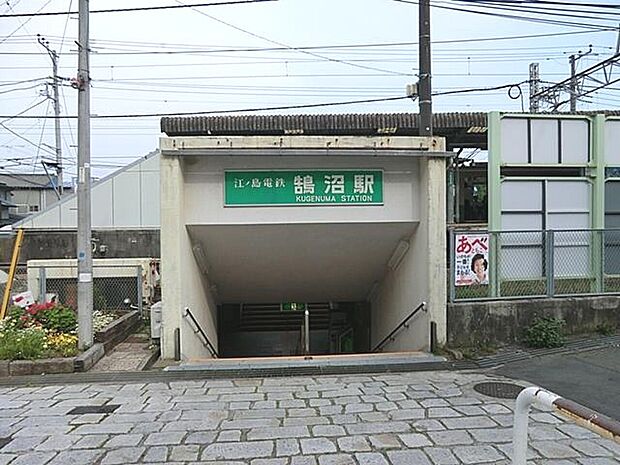 湘南の穏やかな住宅地に囲まれています。海岸にも近く、散策やサーフィンの拠点として利用される落ち着いた雰囲気が魅力の駅です。地元住民の足として親しまれています