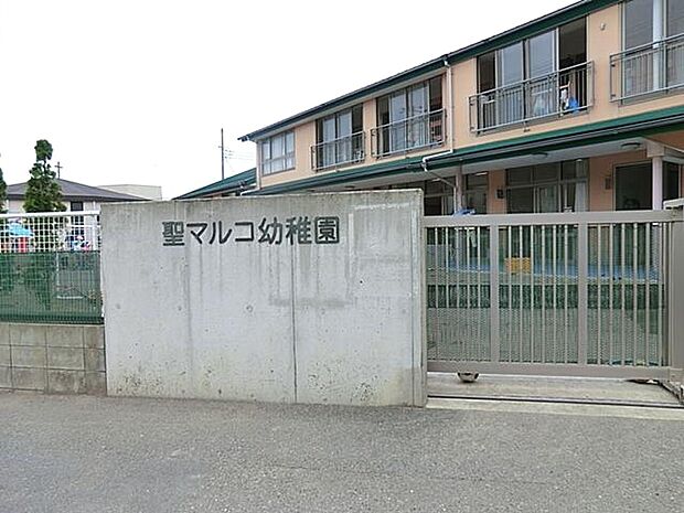 キリスト教の教えに基づき、子どもたちがのびのびと遊びながら成長できる環境を提供しています。園内には教会があり、礼拝やお祈りの時間を通じて情操教育にも力を入れています。