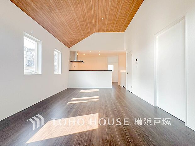 【Living room】光と風が溢れる開放的なリビングダイニングには自然と家族みんなが集まってきます。明るく穏やかな空気の中で飲んだり、食べたり、笑ったり。