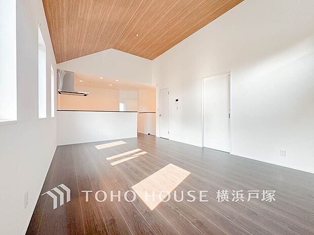 【Living room】広々としたリビングダイニングは、シックでモダンな内装。落ち着いた雰囲気に包まれて、伸びやかな空間の中で、ゆったりと家族団らんのひとときを過ごせます。