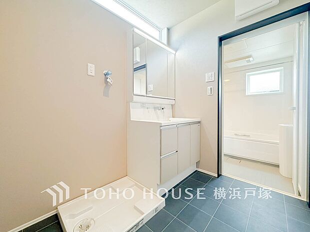 【Powder room】落ち着いた空間を演出するカラーと、ゆったり落ち着いてお使い頂ける広さが魅力のパウダールーム。居室からも独立しており、プライベート空間を保ちます。