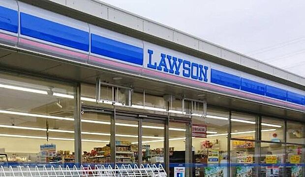 ローソン横浜下和泉店(800m)下和泉の風景に馴染む癒やしのステーション。こだわりのカフェが、日常のな隙間に甘美なアクセントを添えてくれます。