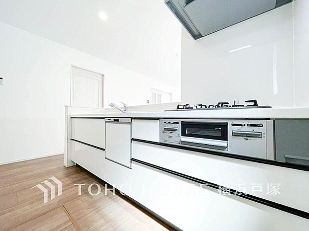 【Kitchen】使い勝手の良い設備のキッチンで効率よくお料理もできます。食する料理に家族が舌鼓を打ち自然と笑いが絶えない空気感がそこに広がります。自慢の腕をふるってください。