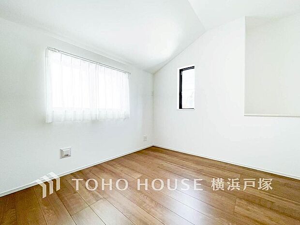 【Room】1日の疲れを癒し、心地よく寛げるようゆったりとした広さを確保しています。プライベートタイムをより優雅に穏やかに…。落ち着いた雰囲気を紡ぎます。