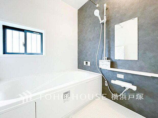 【Bathroom】快適な使い心地とゆとりある空間が1日の疲れを解きほぐすバスルーム。空間も浴槽もゆったりのびのび使えるゆとり設計。広く感じるゆとり設計で快適なリラックスタイムを過ごせます。