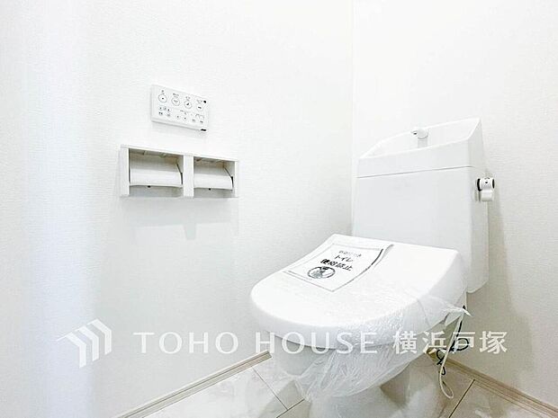 【Toilet】いつまでも清潔な空間であって頂けますように、目に留まるだけではなく、汚れをふき取り易いフロアと壁紙をチョイス致しました。毎日の生活を快適にお過ごし頂けますよう、落ち着いた雰囲気です。