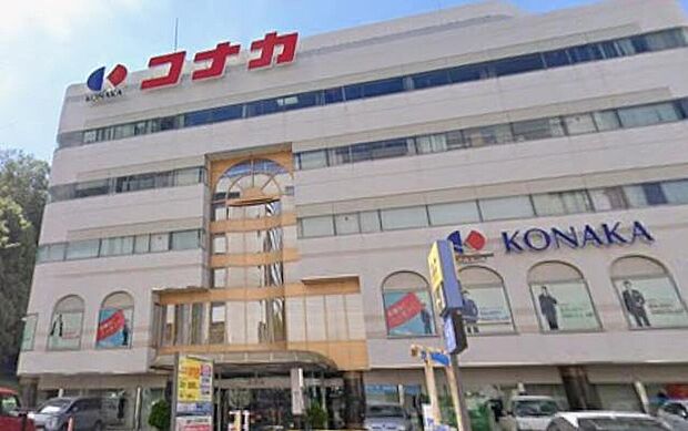 品格とモダンが交差する、この街のサルトリアル・ベース。総本店ならではの圧倒的なラインナップが、大切なビジネスシーンやセレモニーに相応しい「至高の一着」をスマートに仕立てます。
