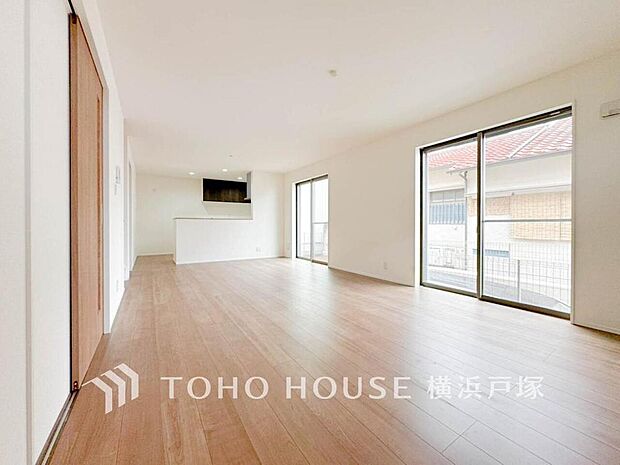 【Living room】柔らかな色合いのフローリングと清潔感の溢れるクロスが明るい空間を創り出しているリビングダイニング。憩いの場に相応しく、ここで楽しむ家族の時間が絆をより深めてくれそうです。