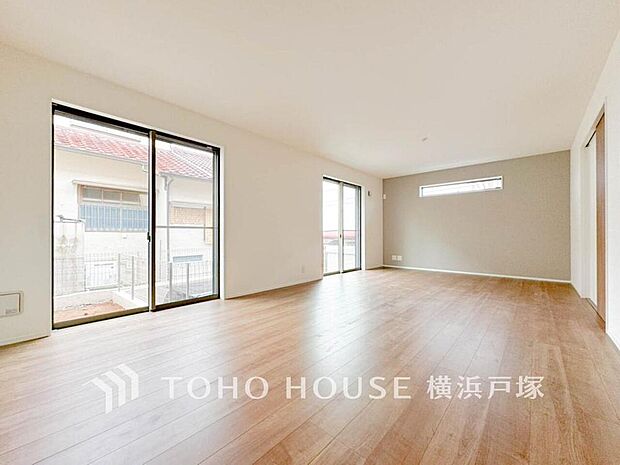 【Living room】家族みんなが爽やかに健やかに過ごせるように、溢れる光をたっぷり取り込んだリビングダイニング。集いの場、憩いの場としての快適性を求めたやすらぎの空間です。